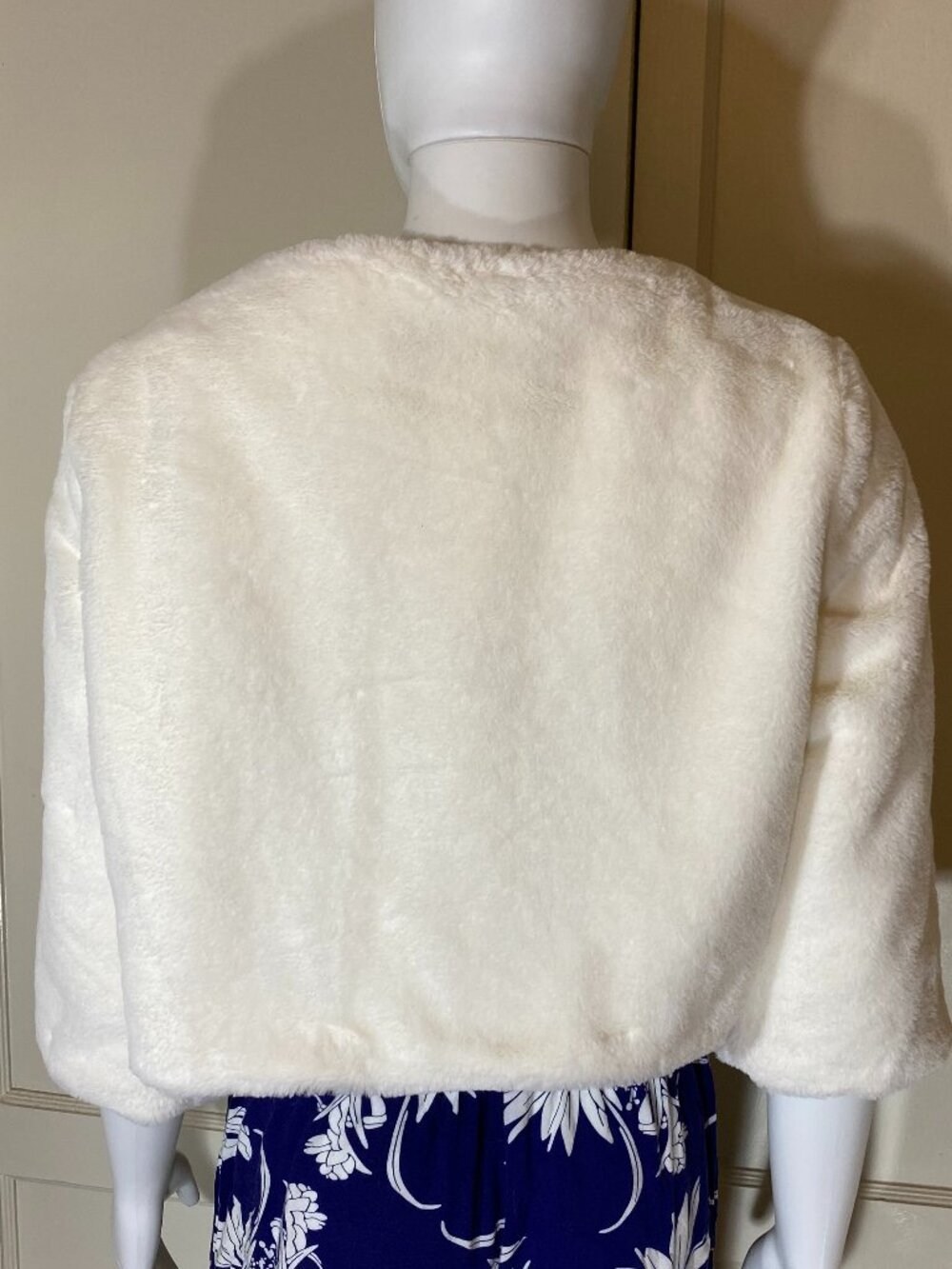 BETSEY JOHNSON '14 White Faux Fur Cape Bolero Jacket Lined Sz M Y2K Glam ($135) - Picture 5 of 9
